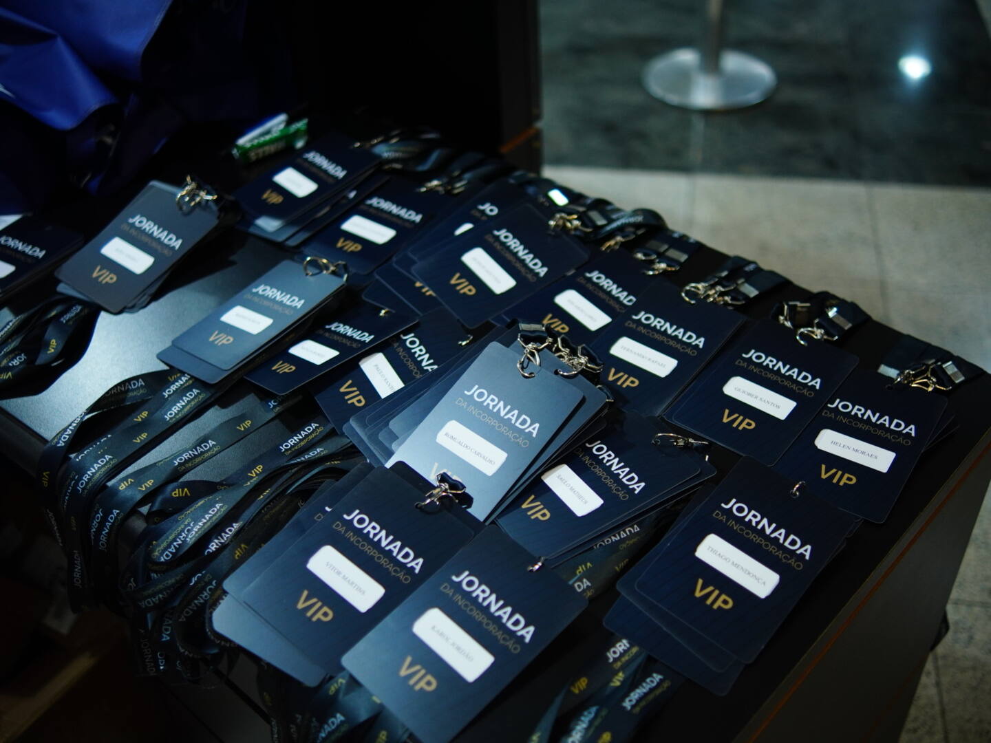 Credenciais VIP da Jornada da Incorporação sobre a mesa de credenciamento