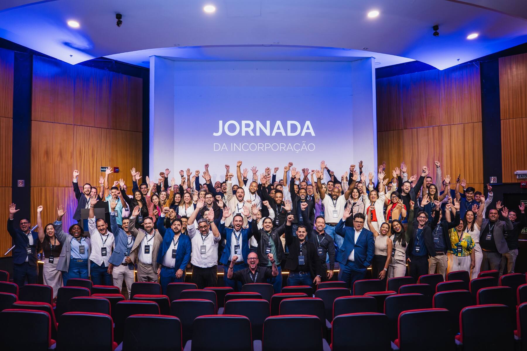 Plateia da Jornada da Incorporação 2025 com os braços levantados no auditório