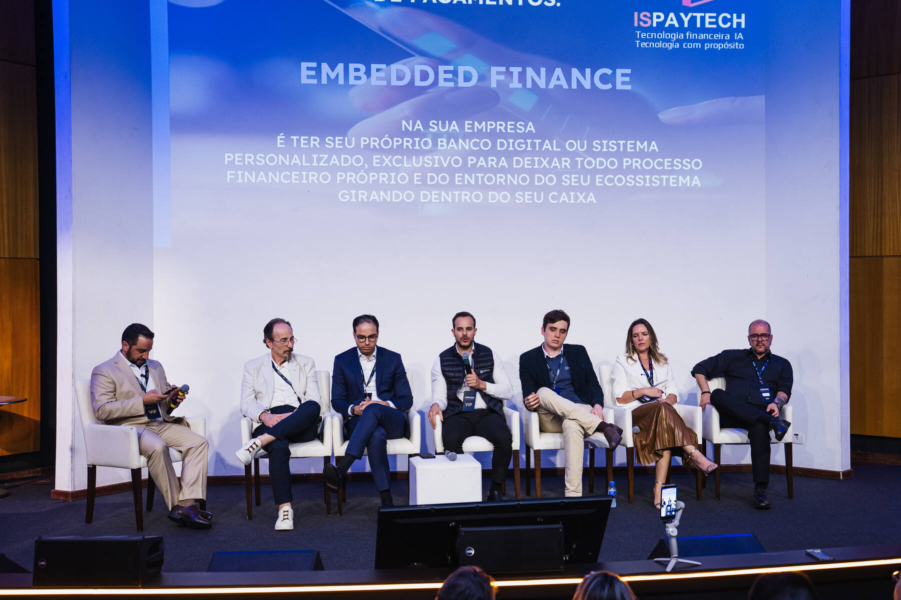 Painel no palco da Jornada da Incorporação 2025 sobre embedded finance
