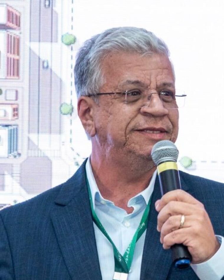 Retrato de Édson Araújo durante palestra