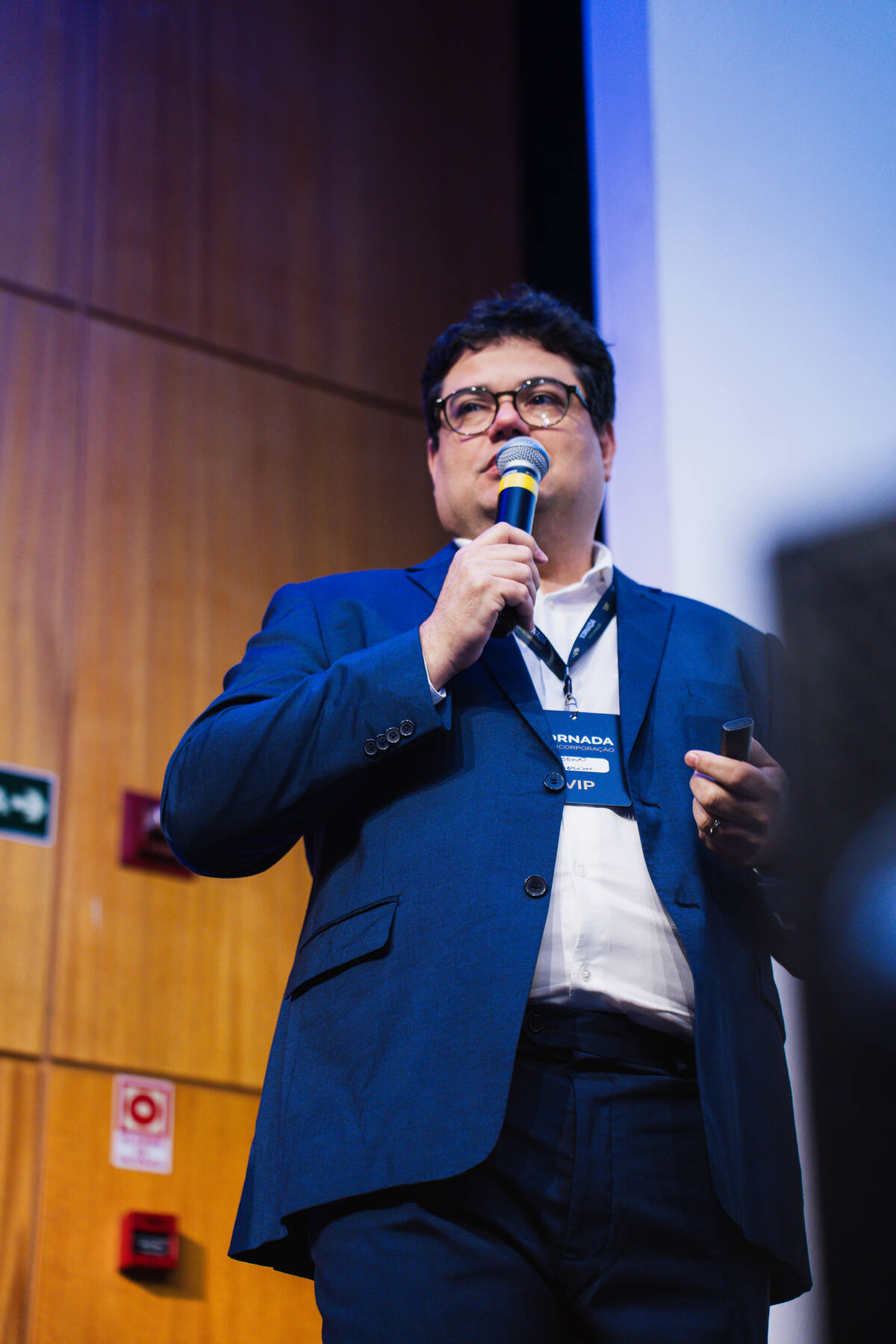 Palestrante convidado apresentando no palco