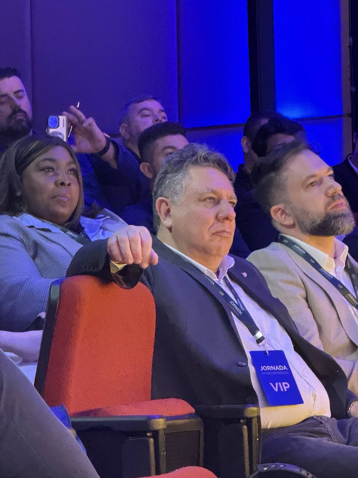 Participantes na área VIP acompanhando a apresentação