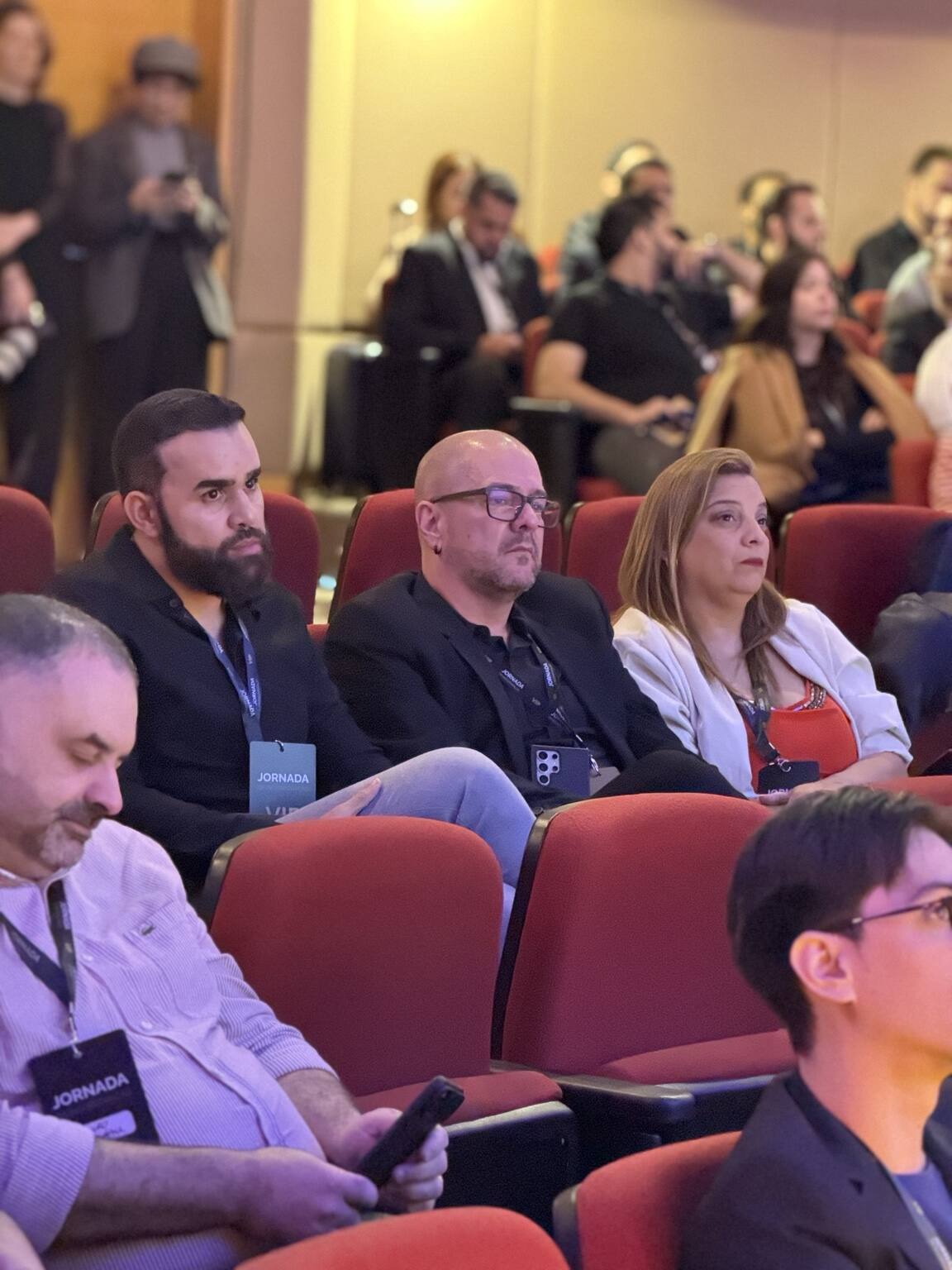 Participantes acompanhando uma palestra no auditório