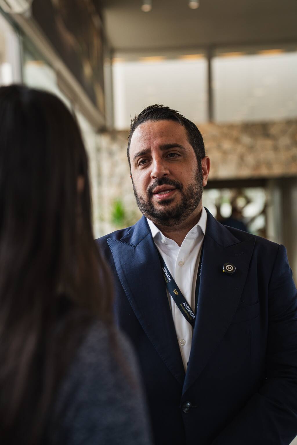 Networking entre participantes no foyer do evento
