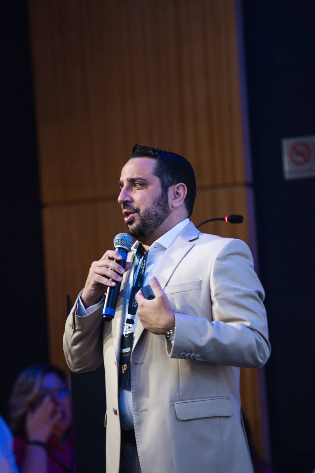 Romualdo Carvalho falando ao microfone no palco